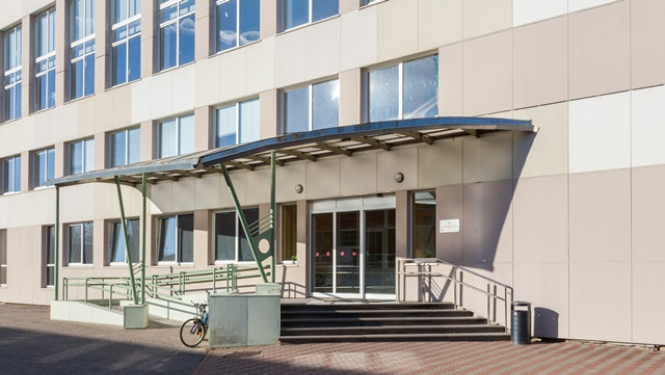 SIVA Koledžas ieeja - uzbrauktuve, pa kuru ērti ēkā var iekļūt un izkļūt cilvēks riteņkrēslā un kāpnes