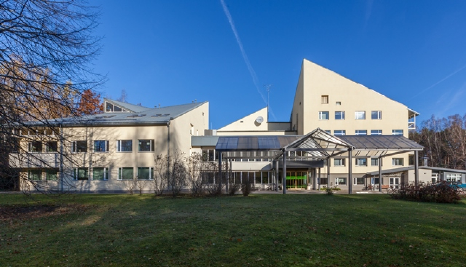 Zilas debesis, Jūrmalas profesionālās vidusskolas iedzeltenā ēka un zaļa zāle