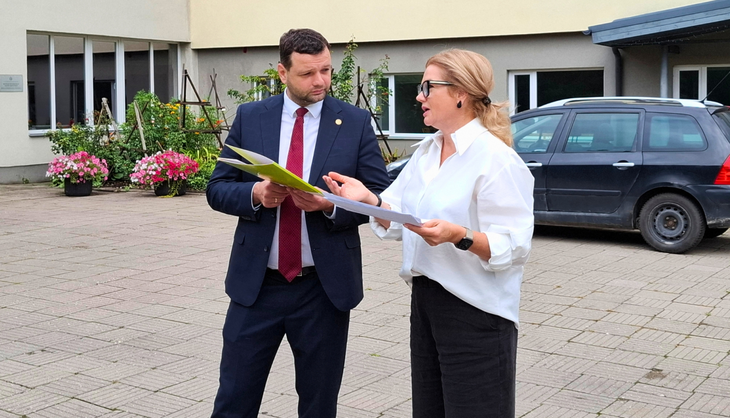 SIVA direktore Ilona Jurševska un labklājības ministrs Reinis Uzulnieks apspriež aktualitātes