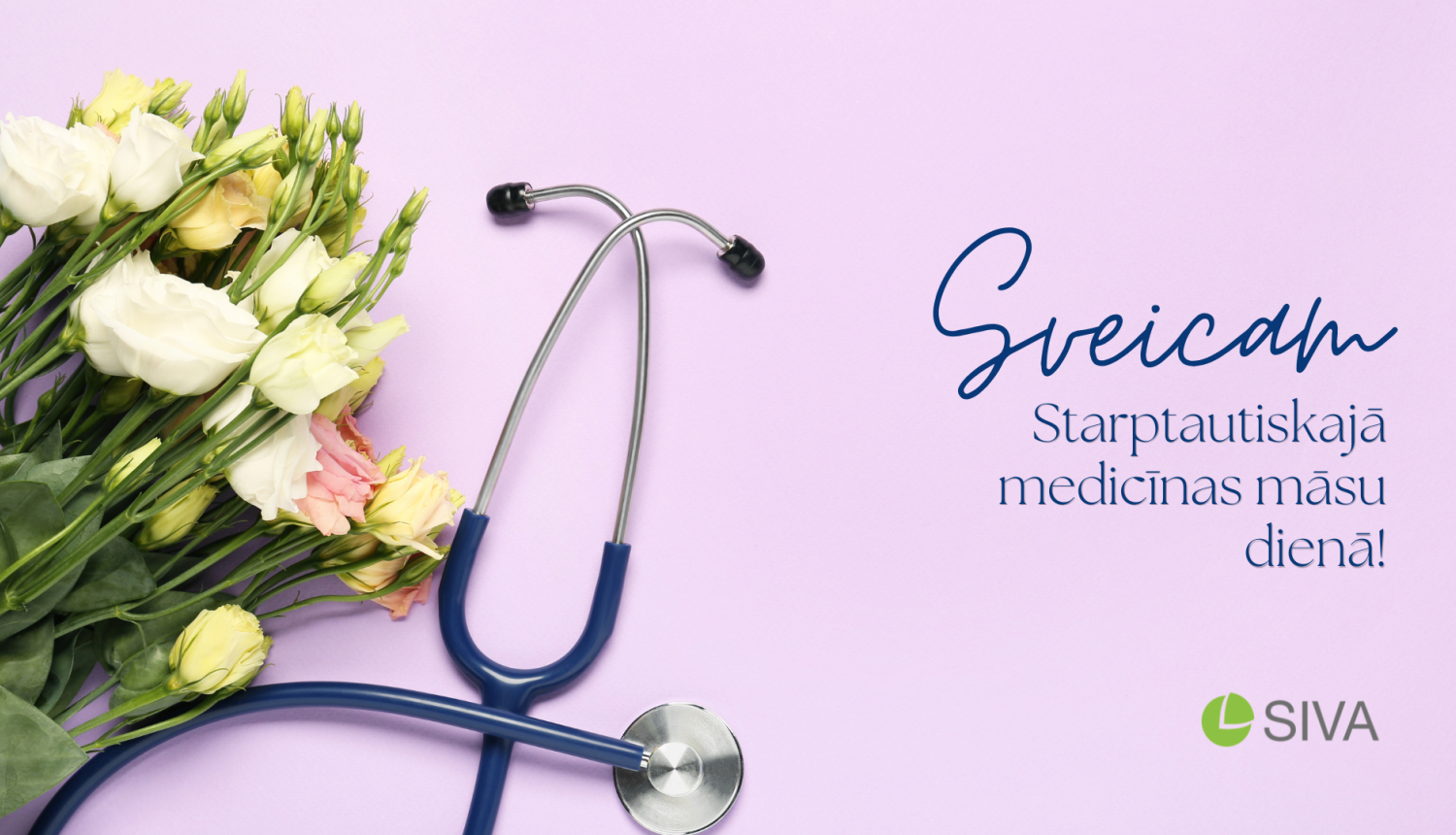 Uz gaiši violeta fona kreisajā pusē atrodas balti un sārti ziedi, kam līdzās novietots zils stetoskops. Labajā pusē ir tumšzils uzraksts "Sveicam Starptautiskajā medicīnas māsu dienā!" un SIVA logotips.