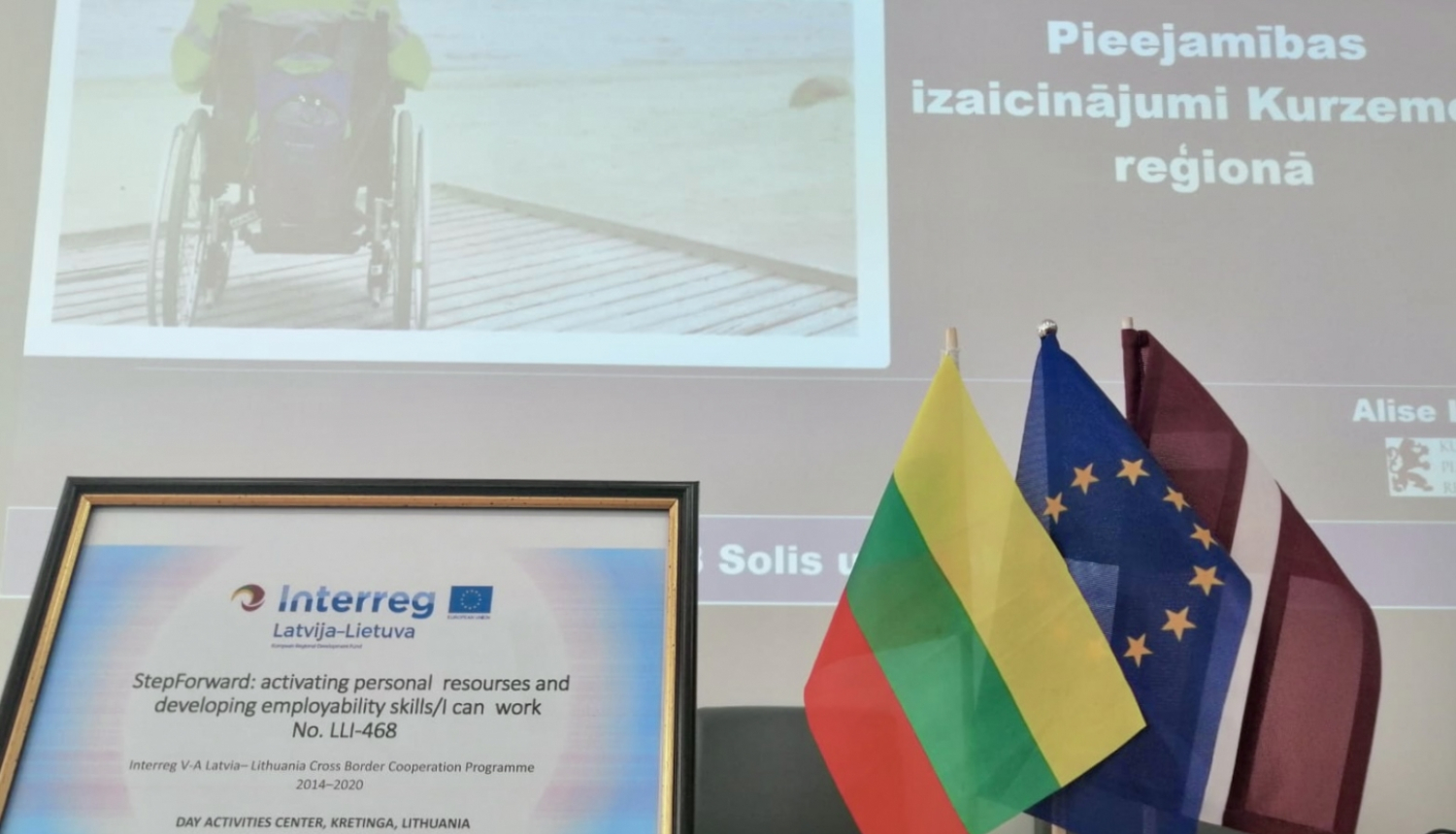 Latvijas, ES un Lietuvas galda karodziņi