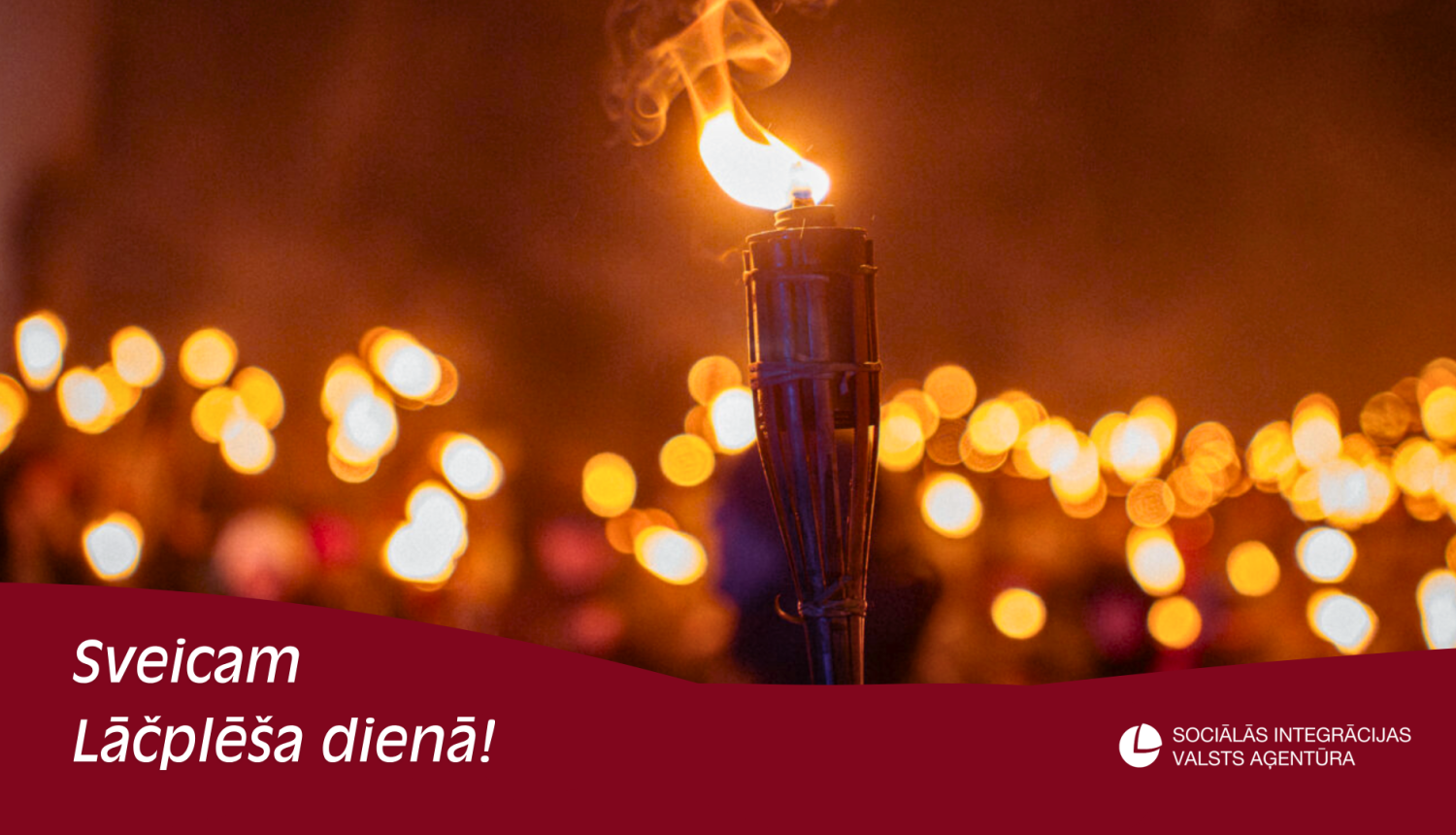 Iedegta lāpa ar gaismiņām fonā un sveiciens Lāčplēša dienā.