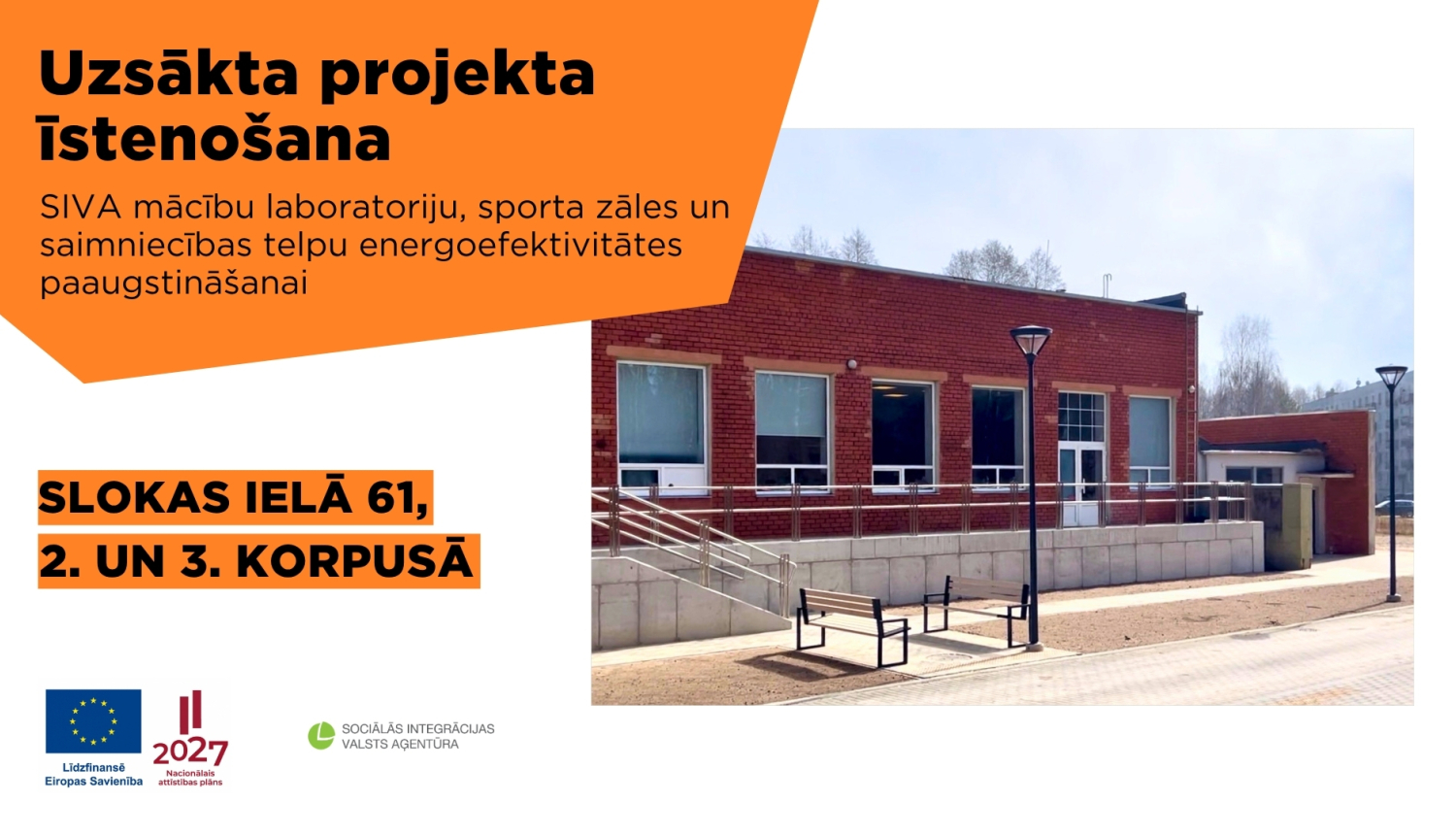Informatīvs attēls par projekta uzsākšanu SIVA mācību laboratoriju, sporta zāles un saimniecības telpu energoefektivitātes paaugstināšanai Slokas ielā 61, 2. un 3. korpusā. Attēlā redzama sarkano ķieģeļu ēka ar lieliem logiem, rampa un soliņi pie tās. Apakšā Eiropas Savienības, Nacionālā attīstības plāna 2027 un Sociālās integrācijas valsts aģentūras logotipi.