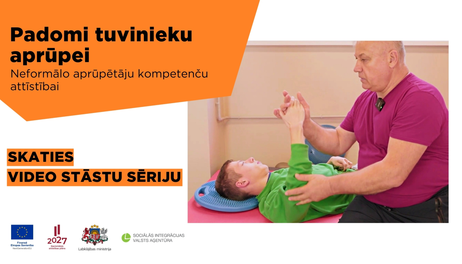 Fizioterapeits palīdz veikt vingrojumus zēnam ar kustību traucējumiem, blakus uzraksts: "Padomi tuvinieku aprūpei - skaties video sēriju".