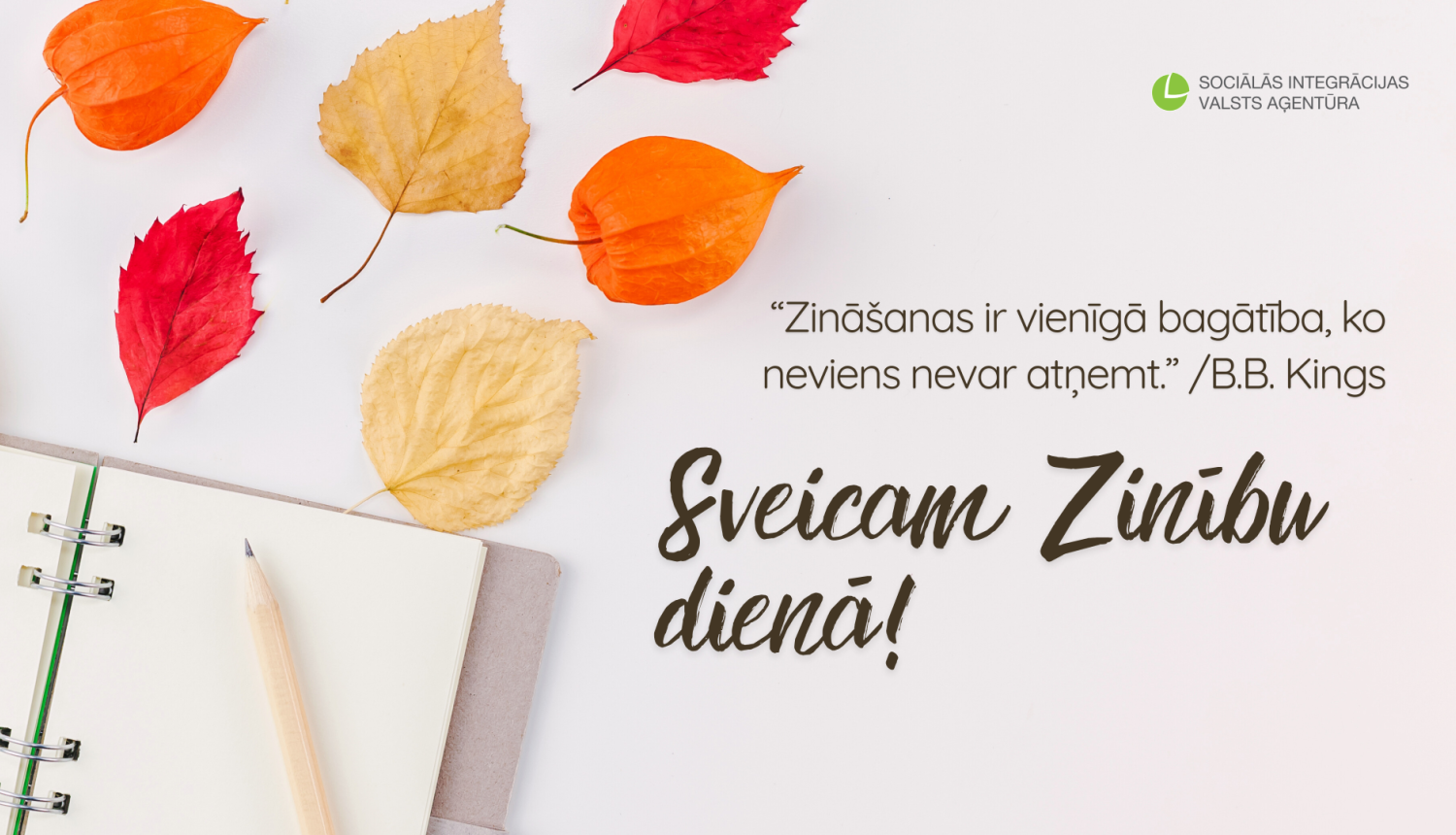 Rudens lapām un atvērtai kladei blakus uzraksts ar sveicienu Zinību dienā.
