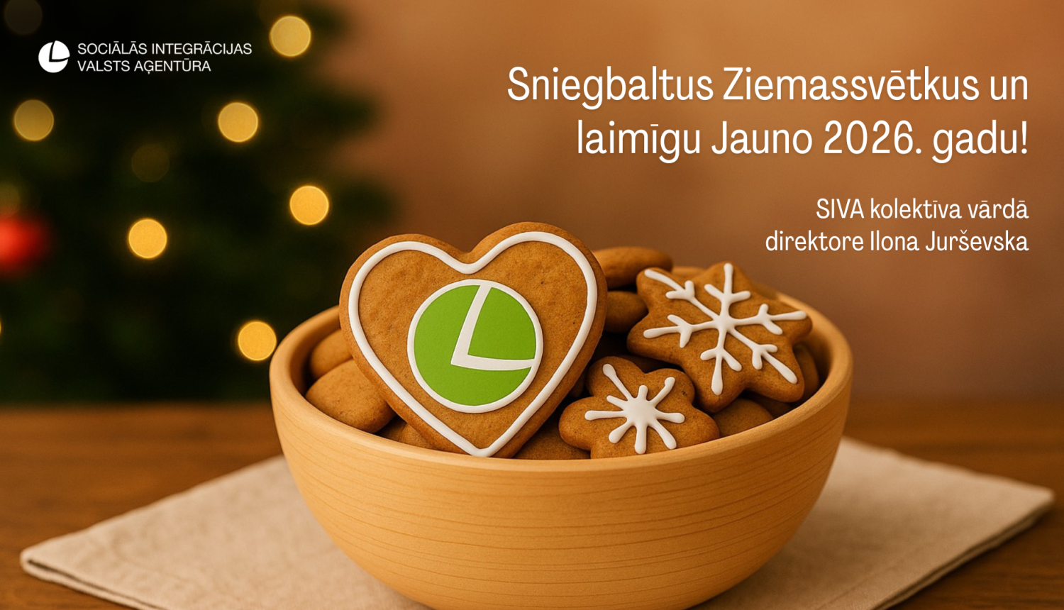 Piparkūkas bļodiņā ar egli fonā - uzrakstīts apsveikums svētkos