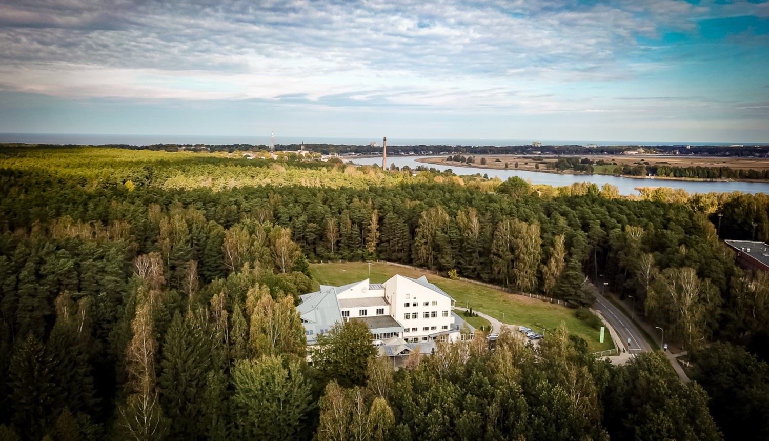 Skats no augšas uz Jūrmalas profesionālo vidusskolu, Lielupi un koku galotnēm