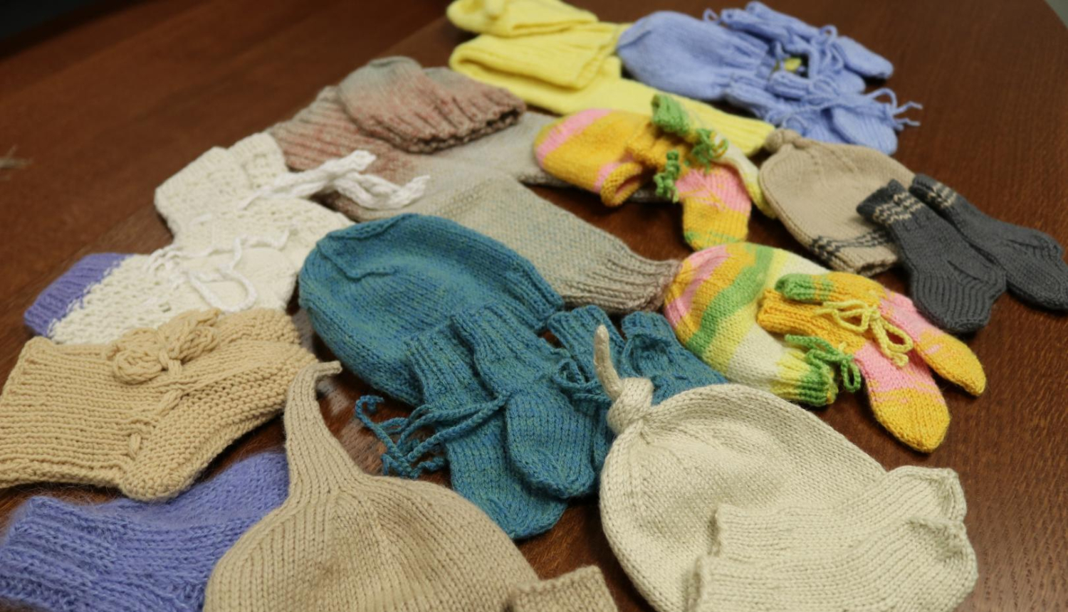 SIVA darbinieku pašdarinātie apģērbi ir izvietoti uz galda