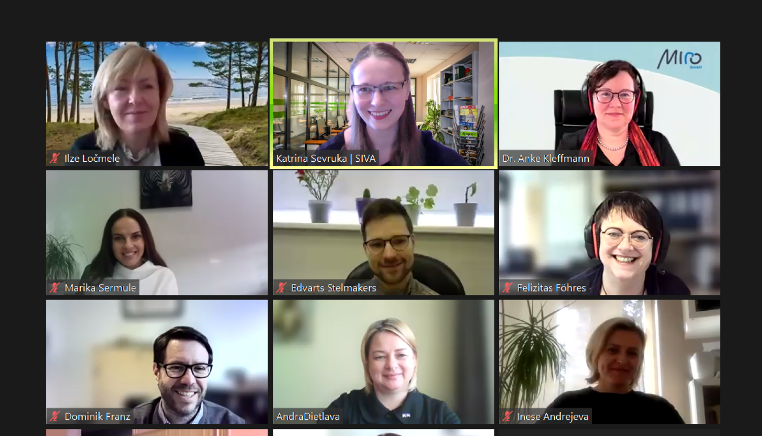 Ekrānšāviņš, kurā redzami tiešsaistes tikšanās dalībnieki - smaidīgas sievietes un vīrieši