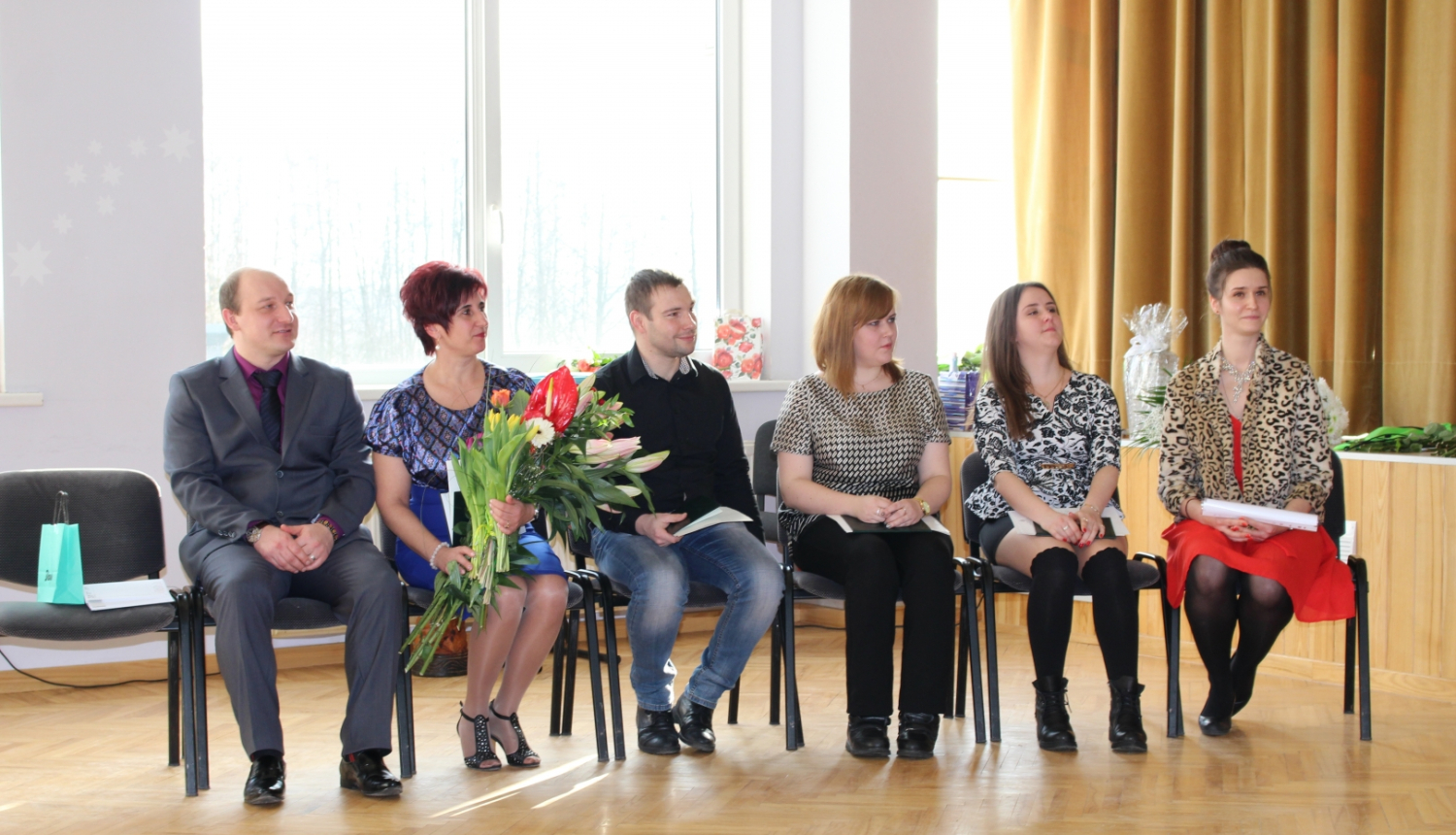 2018.gada ziemas absolventi izlaiduma laikā sēž Koledžas zālē uz krēsliem