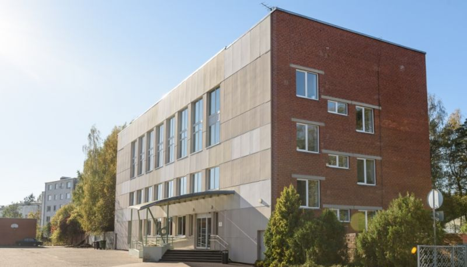 SIVA Koledžas sarkanbaltā trīsstāvīgā ēka