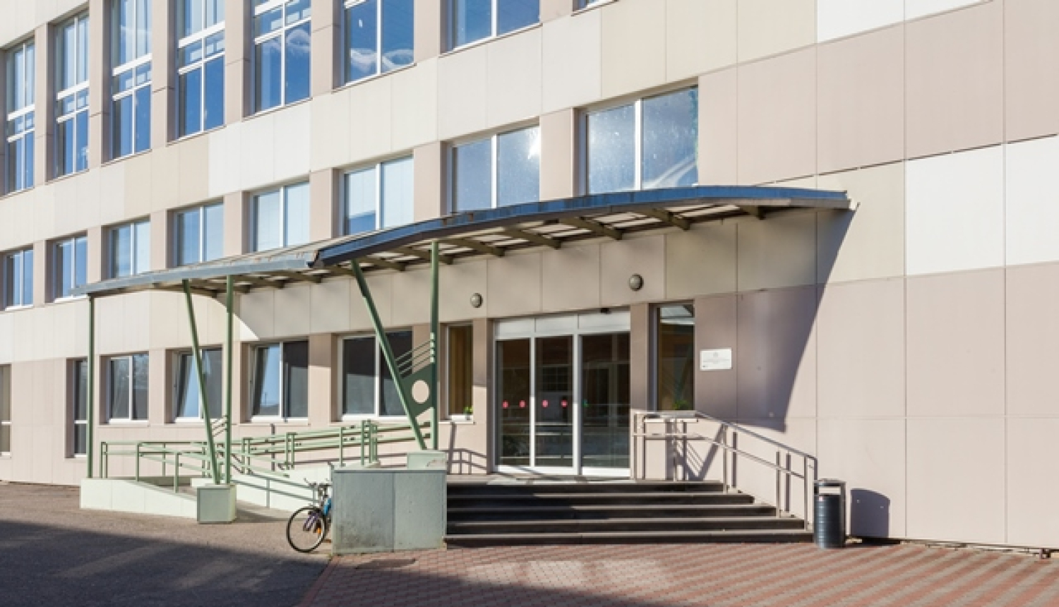 SIVA Koledžas ieeja - uzbrauktuve, pa kuru ērti ēkā var iekļūt un izkļūt cilvēks riteņkrēslā un kāpnes