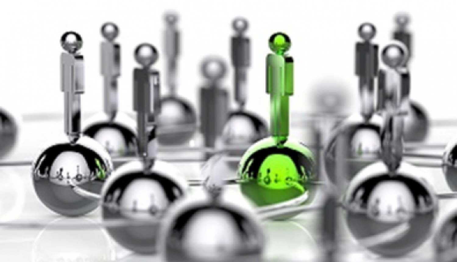 Ilustratīvs attēls: metāla bumbiņas uz kurām stāv metāla cilvēku figūriņas. Viena bumbiņa ir zaļā krāsā un arī uz tās esošā cilvēka figūriņa ir zaļā krāsā