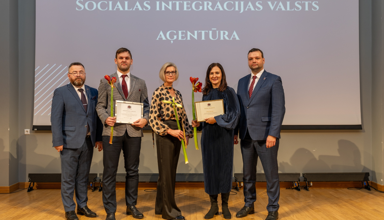 Labklājības ministrs Reinis Uzulnieks ar Valsts sekretāru Ingu Alliku un SIVA darbiniekiem Jāni Riebu, Solvitu Zviedri un Elitu Andrusi