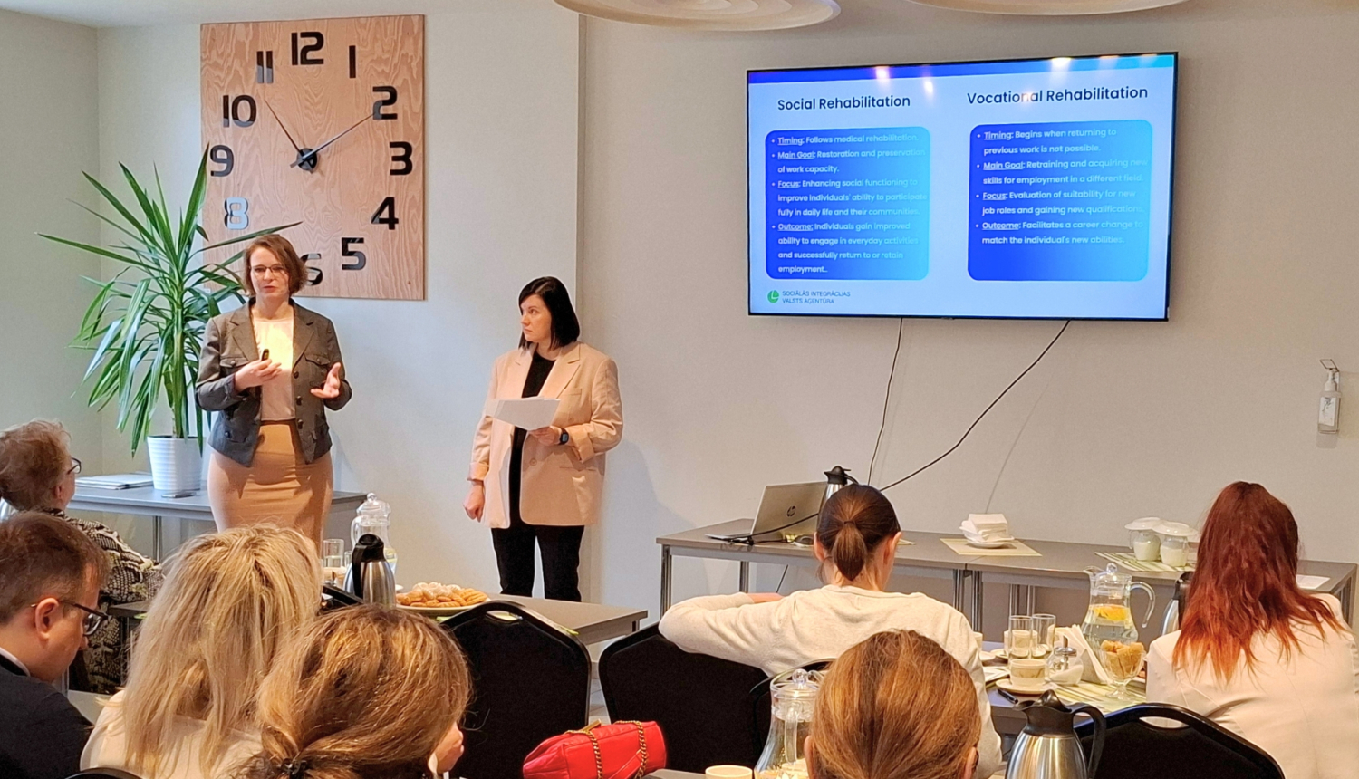 1.	SIVA vecākā eksperte sadarbības jomā Katrīna Sevruka un rehabilitācijas pakalpojumu nodaļas vadītāja Liene Saukuma iepazīstina ar SIVA pakalpojumiem